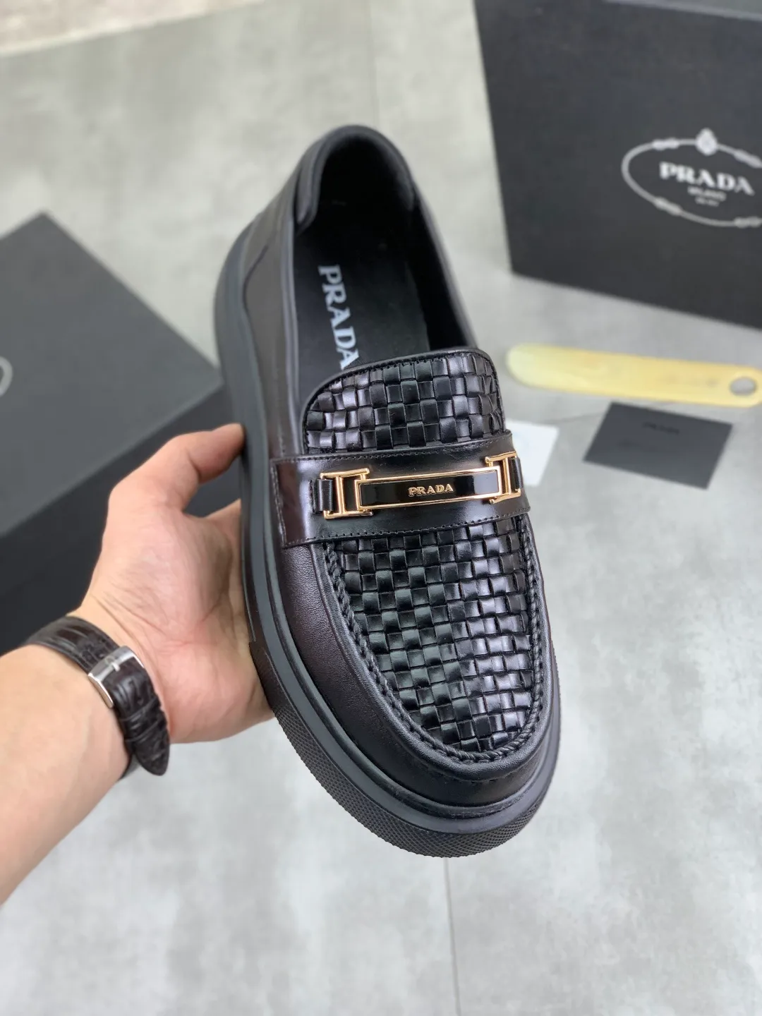 Men's men's shoes 💰P500 New PRADA Prada spring new casual leather shoes Original purchase, development and production Prada men's classic series, technical breathable fabrics with cowhide, casual sports shoes, casual shoes, sports dad shoes combine high-tech breathable materials and cowhide, P family exclusive button decoration on the side. The outsole is full of P italic design and bright colors to show vitality and continue the brand design inspiration. Stroll around the city lightly and feel free and comfortable. Delivered in exquisite packaging 🛍📦 ▪️Material: original customized calfskin with breathable material ▪️Inner lining: cowhide lining ➕cowhide feet ▪️Outsole: open-molded TPU foam material ▪️Sole thickness: 3.5CM ▪️Size: Men's 38-44 (45 can be customized) 4️⃣ colors available